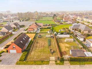 Zuidwestelijk georiënteerde bouwgrond van 756 m², rustig gelegen in een gezinsvriendelijke woonomgeving.<br />Deze bouwgrond biedt mooie mogelijkheden voor het realiseren van een ruime eengezinswoning, met een optimale oriëntatie voor een zonnige tuin.
<ul>
	<li> Geschikt voor open bebouwing</li>
	<li> Ruime bouwmogelijkheden</li>
	<li> Rustige ligging met vlotte bereikbaarheid</li>
</ul>
Interesse? Neem gerust contact met ons op voor meer informatie of de bouwvoorschriften.<br />De afgebeelde woningen zijn louter ter illustratie.
