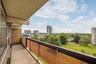 <p><span>In Borgerhout, op de rand van groen en stad, vind je dit appartement met een terras en open zicht. De indeling voelt vanzelfsprekend aan en de omgeving zorgt voor leven, met concerten, events en zomerse hotspots vlakbij.</span></p><p><span> </span></p><p><span>Leefruimte met flow</span></p><p><span>De leefruimte is breed opgevat en laat zich vlot indelen met een volwaardige zithoek en een grote eettafel. De warme vloer zorgt voor samenhang en trekt zich door tot aan de raampartijen, die uitgeven op het terras. Dankzij de open zichtlijnen voelt de ruimte luchtig aan, zonder aan gezelligheid in te boeten. De groene accentmuur geeft karakter en maakt van dit geheel een plek waar je graag thuiskomt en gasten ontvangt.</span></p><p><span> </span></p><p><span>Koken op formaat</span></p><p><span>De keuken staat apart en is praktisch ingericht met lange werkvlakken en veel kastruimte. De inox spoelbak, elek vuur, heteluchtoven en vaatwasser voorzien je dagelijkse benodigdheden. De aansluitende berging zorgt voor dat beetje extra opslagruimte en houdt de keuken strak en overzichtelijk. Dankzij deze opstelling blijft de leefruimte volledig leefruimte, terwijl koken en wonen elk hun eigen plek krijgen.</span></p><p><span> </span></p><p><span>Een plek om te landen</span></p><p><span>De slaapkamers zijn ruim en laten zich vlot inrichten met een dubbel bed en extra kasten, zonder aan ademruimte in te boeten. Het open zicht zorgt voor een rustige achtergrond, ideaal om de dag af te sluiten. De badkamer is praktisch en helder ingericht met ligbad, douche en lavabo, en biedt ook plaats voor de wasmachine. Alles zit logisch samen, zonder overbodige franjes, precies wat je nodig hebt.</span></p><p><span> </span></p><p><span>Muziek, events en afterwork</span></p><p><span>Wonen op wandelafstand van Park Spoor Oost, met allerlei van sport- en ontspanningsmogelijkheden vlakbij en het prachtige Rivierenhof op enkele minuutjes fietsen, dat is mooi meegenomen. A’pen centrum op 15 min fietsen. Je hebt een supermarkt vlakbij, net als openbaar vervoer en toegang tot de Singel en de Ring. Deze buurt is in volle ontwikkeling, inclusief de aanleg van fietspassages naar het stadscentrum toe. Een prima investering dus!</span></p><p><span> </span></p><p><span>maatregelenregister - niet opgenomen</span></p><p><span> </span></p>