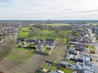 Zeer mooi gelegen bouwgrond voor halfopen bebouwing op een perceel van 701m² (Lot 1) nabij het centrum van Leopoldsburg en toch rustig gelegen!