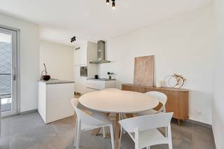 <h2>indeling van het appartement</h2>
Appartement 1.2. combineert ruimte, licht en instapklaar comfort in een centraal gelegen kleinschalige residentie. Dit volledig geschilderde modelappartement met 1 grote slaapkamer en ruim terras is meteen klaar om er in te trekken of te verhuren.
<h2>licht en ruimte als uitgangspunt</h2>
Bij het ontwerp van dit kleinschalige project kregen inplanting en oriëntatie alle aandacht. Grote raampartijen trekken veel daglicht binnen en creëren een aangenaam ruimtegevoel. De gemeenschappelijke binnentuin vormt een groene, rustige plek waar bewoners even kunnen ontsnappen aan de drukte.
<h2>rustig wonen met voldoende privacy</h2>
Het gebouw telt 4 bouwlagen. Op het gelijkvloers bevinden zich garages, overdekte parkeerplaatsen, fietsenstallingen en technische ruimtes. Appartement 1.2 ligt op de eerste verdieping, waardoor inkijk beperkt blijft en je in alle rust van je woning en terras geniet.
<h2>troeven</h2>
<ul>
<li>— volledig afgewerkt modelappartement</li>
<li>— schilderwerken en verlichting inbegrepen</li>
<li>— 1 ruime slaapkamer</li>
<li>— groot terras</li>
<li>— lucht-waterwarmtepomp met vloerverwarming</li>
<li>— zonnepanelen van 800 Wp</li>
<li>— E-peil <20</li>
<li>— 5 jaar volledige vrijstelling van onroerende voorheffing</li>
</ul>
<h2>afwerking en prijs</h2>
<ul>
<li>— appartement 1.2. is volledig instapklaar, ook schilderwerken, verlichtingsarmaturen en aansluitingskosten zijn inbegrepen</li>
<li>— de vermelde prijs is exclusief btw en verkoopkosten</li>
<li>— bij elk appartement wordt een garage, overdekte autostaanplaats of parking verkocht</li>
</ul>