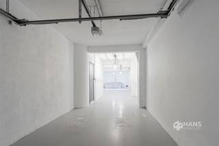<p><span>Dit magazijn maakt onderdeel uit van een kleinschalig gebouw in de August Sniedersstraat in Antwerpen 2060. Een centrale ligging vlak bij Park Spoor Noord en met een vlotte verbinding naar het centrum van Antwerpen en de belangrijkste invalswegen.</span></p><p><span>Het magazijn heeft een oppervlakte van circa 87 m² en is rechtstreeks toegankelijk vanaf de straat via een brede sectionaalpoort. Binnen krijg je een langgerekte, grotendeels open ruimte die zich flexibel laat gebruiken voor opslag, stalling of andere professionele doeleinden.</span></p><p><span>Achteraan zorgen twee lichtkoepels voor natuurlijke lichtinval en ook is er een apart toilet aanwezig.</span></p><p><span>Op zoek naar een praktische opslag- of werkruimte op een centrale locatie in Antwerpen? Kom dan zeker eens kijken!</span></p><p><span>Bewoonbare opp. 87 m² ref.: bruto. Voor meer info of een gratis schatting surf naar www.hansimmo.be</span></p><p><span> </span></p>