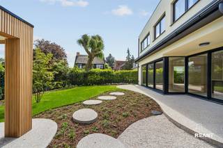 Uitzonderlijke hernieuwbouwwoning in het geliefde Molenveld.Met een bewoonbare oppervlakte van 270 m² werd deze woning gebouwd volgens de nieuwste...