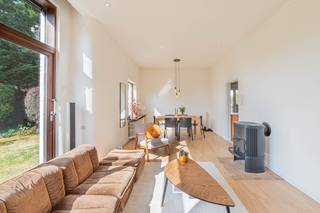 <p>Bent u op zoek naar een woning waar u zonder zorgen uw intrek kunt nemen? Dan zal deze verzorgde woning in een rustige en residentiële buurt van Wilsele u ongetwijfeld weten te bekoren. De woning combineert een praktische indeling, veel natuurlijke lichtinval en een aangename tuin met tal van kwalitatieve renovaties die de voorbije jaren werden uitgevoerd.</p><p></p><p>Bij het binnenkomen valt meteen de ruime en lichtrijke leefruimte op. Dankzij de grote raampartijen en de indrukwekkende schuiframen geniet u hier de hele dag van een mooie lichtinval en een prachtig zicht op de tuin. De gezellige houtkachel vormt een echte blikvanger en zorgt tijdens de wintermaanden voor extra sfeer. Aansluitend bevindt zich de eetruimte, die naadloos overgaat in de recent vernieuwde keuken. Deze is afgewerkt met een nieuw werkblad, een nieuwe spoelbak en kwalitatieve toestellen, waardoor u meteen over alle hedendaags comfort beschikt.</p><p></p><p>Via de leefruimte bereikt u het zonnige terras en de volledig omheinde tuin, waar u in alle privacy kunt genieten van de buitenlucht. De combinatie van terras en groen maakt dit de ideale plek om te ontspannen of gezellig gasten te ontvangen.</p><p></p><p>Op de verdieping beschikt de woning over twee volwaardige slaapkamers, beide voorzien van airconditioning voor extra comfort tijdens warme zomerdagen. De badkamer werd volledig vernieuwd en afgewerkt met oog voor kwaliteit. Ze beschikt over een wastafel, een ligbad met douchefunctie en een moderne uitstraling. Daarnaast is er een afzonderlijk toilet.</p><p>Een bijzonder grote troef is de ruime garage met aansluitende berging en wasruimte. Deze biedt niet alleen plaats aan een wagen, maar ook aan fietsen, voorraad, hobbymateriaal of een werkatelier.</p><p></p><p>Ook technisch werd de woning grondig gemoderniseerd. De leefruimte, hal, het toilet en de slaapkamers werden vernieuwd met nieuwe vloeren, vernieuwde wanden en plafonds en extra isolatie in de leefruimte. Daarnaast werden zonnepanelen geplaatst, de spouwmuren geïsoleerd, de afvoerleiding van het toilet vernieuwd en kregen zowel de keuken als de badkamer een volledige opfrissing. Hierdoor zijn de belangrijkste investeringen reeds uitgevoerd.</p><p></p><p>Dankzij het <strong>EPC-label C</strong>, de <strong>conforme elektrische installatie</strong>, de zonnepanelen en de vele recente investeringen geniet u van een energiezuinige en toekomstgerichte woning waar u jarenlang zorgeloos kunt wonen.</p><p></p><p>De woning is bovendien uitstekend gelegen in een rustige woonomgeving, op korte afstand van winkels, scholen, openbaar vervoer en met een vlotte verbinding naar Leuven, de E314 en omliggende gemeenten.</p><p></p><p>Kortom, een instapklare en bijzonder verzorgde woning die ruimte, comfort, een zonnige tuin en een uitstekende ligging perfect weet te combineren. Een bezoek zal u meteen overtuigen.</p><p></p><p>Vraag vandaag nog je bezoek aan!</p>