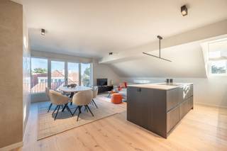 Stijlvol gerenoveerd appartement in een charmante villaresidentie, uitzonderlijk gelegen in het hart van het Zoute, vlakbij het Dominicanenkerkje. Indeling: inkomhal met vestiaire en gastentoilet. Lichtrijke leefruimte met gezellige zit- en eethoek, uitgevend op een aangenaam terras. Aansluitend bevindt zich de open keuken. Het appartement beschikt over drie slaapkamers, een badkamer en een afzonderlijke douchekamer. Verder behoren twee privatieve kelderbergingen tot het appartement en is er een gemeenschappelijke fietsenberging in de residentie. Mogelijkheid tot aankoop van een afgesloten garagebox in het gebouw, met bijkomende parkeerplaats voor een tweede wagen vóór de garage. Aanwezigheid van conciërge. Een instapklaar appartement dat charme, comfort en een absolute topligging in het Zoute perfect combineert. Contacteer Alex Dewulf voor een bezoek aan dit prachtig appartement.