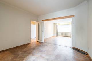 <p><span>Hyper polyvalente en ruime woning in de Pulhof wijk. </span></p><p><span>gelegen in de authentieke en gegeerde Pulhofwijk, tussen de Grotesteenweg en de Prins Boudewijnlaan, op wandelafstand van tram en bus, winkels, scholen en de belangrijkste invalswegen.  </span></p><p><span>De woning werd door de jaren heen gerenoveerd, zo werd de buitenschil (gevels en daken) volledig vernieuwd en geïsoleerd, de oprit en tuin heraangelegd.  binnen werd de gelijkvloers ingericht als dokterspraktijk maar kan dit ook gebruikt worden als kantoor, studio, tweewoonst of gewoon als bijkomende leefruimte, slaapkamers of nog veel meer.</span></p><p><span> </span></p><p><span>-1: diverse kelderruimtes (wasplaats/provisie/technische ruimte/…)</span></p><p><span>0: inkom en trappenhal, bureel en zeer ruime polyvalente ruimte of salon, wc, garage </span></p><p><span>1: hal, wc, leefruimte, keuken, achterkeuken/provisie, slaapkamer en badkamer</span></p><p><span>2: hal, 2 kamers, wc, bureel of kinderkamer, badkamer</span></p><p><span> </span></p><p><span>+ Rustige gegeerde woonwijk</span></p><p><span>+ Nabij alle faciliteiten</span></p><p><span>+ Ideaal als dokterswoning, tweewoonst, woning + studio, etc...</span></p><p><span>+ Bijna 300 m² oppervlakte</span></p><p><span>+ Enorm veel maatkasten</span></p><p><span>+ parking + garage</span></p><p><span>+ Gunstige energienorm (EPC B)</span></p><p><span>+ Onderhoudsvriendelijke tuin</span></p><p><span>+ Uniek object</span></p><p><span> </span></p>