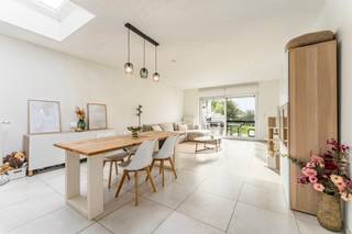 Bent u op zoek naar een instapklare woning waar comfort, gezelligheid en energiezuinigheid samenkomen? Dan voelt u zich hier ongetwijfeld meteen thuis. Deze verzorgde woning in het charmante Beselare (Zonnebeke) onderging in 2018 een totaalrenovatie en werd nadien nog verder geoptimaliseerd met onder andere zonnepanelen, thuisbatterij en airconditioning. Het huidige EPC-label B werd bovendien opgemaakt vóór de plaatsing van deze installaties, waardoor de woning vandaag mogelijk nog energiezuiniger presteert.

Bij het binnenkomen wordt u verwelkomd in een aangename en lichtrijke leefruimte door het grote schuifraam met zicht op de tuin en de lichtkoepel. Deze ruimte loopt verder in een volledig geïnstalleerde keuken waarbij het ziteiland zorgt voor een open verbinding met de woonkamer. 

Verder beschikt het gelijkvloers over een praktische berging, een afzonderlijk gastentoilet en een ruime badkamer met dubbele lavabo, ligbad en inloopdouche.

Op de verdieping bevinden zich drie volwaardige slaapkamers en een tweede afzonderlijk toilet. Via een zolderluik bereikt u bovendien de zolderruimte, ideaal als extra opslag.

Ook technisch heeft deze woning heel wat troeven. Zo is de elektrische installatie conform gekeurd en geniet u dankzij de zonnepanelen, thuisbatterij en airconditioning van een aangenaam wooncomfort het hele jaar door.

Als extra troef beschikt de woning over een aangename zuidoost gerichte tuin waar u in alle rust kunt genieten van het buitenleven. Of u nu houdt van ontspannen in het zonnetje, een gezellige barbecue met vrienden of een veilige speelruimte voor kinderen, deze tuin biedt tal van mogelijkheden.

Kortom, een tot in de puntjes verzorgde woning waar u zonder zorgen uw meubels kunt plaatsen en meteen kunt genieten van uw nieuwe thuis.

Contacteer Hyboma voor uw bezoek en ontdek zelf wat deze woning te bieden heeft. 