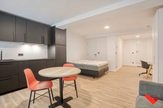 Ben je op zoek naar een comfortabele studentenstudio op een toplocatie, of wil je investeren in vastgoed met zekerheid?<br /><br /><br />Deze instapklare studio van ca. 40 m² voldoet aan alle moderne normen en is meteen beschikbaar. Het gebouw werd in 2020 volledig gerenoveerd, wat zorgt voor een asbestveilige omgeving, een conforme elektriciteitskeuring én een gunstig EPC-label B.<br /><br /><br />De studio beschikt over een lichtrijk woongedeelte met slaaphoek, een open en volledig ingerichte keuken (kookplaat, koelkast, combi-oven en vaatwasser), een badkamer met inloopdouche en lavabo, een apart toilet en een ruime berging met aansluiting voor een wasmachine. Vanuit het leefgedeelte stap je rechtstreeks naar het privatief terras, waar je rustig kan genieten.<br /><br />Wenst je meer informatie of een afspraak te plaatse? Aarzel dan zeker niet om contact op te nemen met BVM Vastgoed op het telefoonnummer 016 23 21 45 of via info@bvm-vastgoed.be<br /><br /><br />Naast je eigen studio profiteer je ook van de gemeenschappelijke keuken en leefruimte in het gebouw. Dankzij de centrale ligging vlak bij het station van Leuven en de vlotte verbinding met het stadscentrum is dit een bijzonder interessante plek voor studenten en investeerders.<br /><br /><br />Troeven:<br />* centrale ligging nabij Station Leuven<br />* volledig gerenoveerd in 2020<br />* EPC B, asbestveilig en conforme elektriciteit<br />* privatief terras en ruime bergruimte