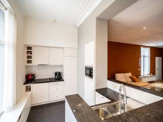 Located on the prestigious Boulevard de Waterloo, close to Avenue Louise and Egmont Park, two-bedroom apartment with a gross surface area according...