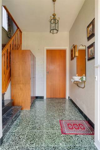 Goed onderhouden, rustig gelegen open bewoning op een hoekperceel van 500 m². Indeling: Ruime inkomhal met apart toilet, zonnige living,...