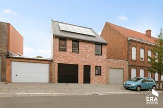 Te koop: recente gesloten woning in het centrum van Mesen, op een rustige locatie nabij voorzieningen. Deze woning, gebouwd in 2018, combineert...