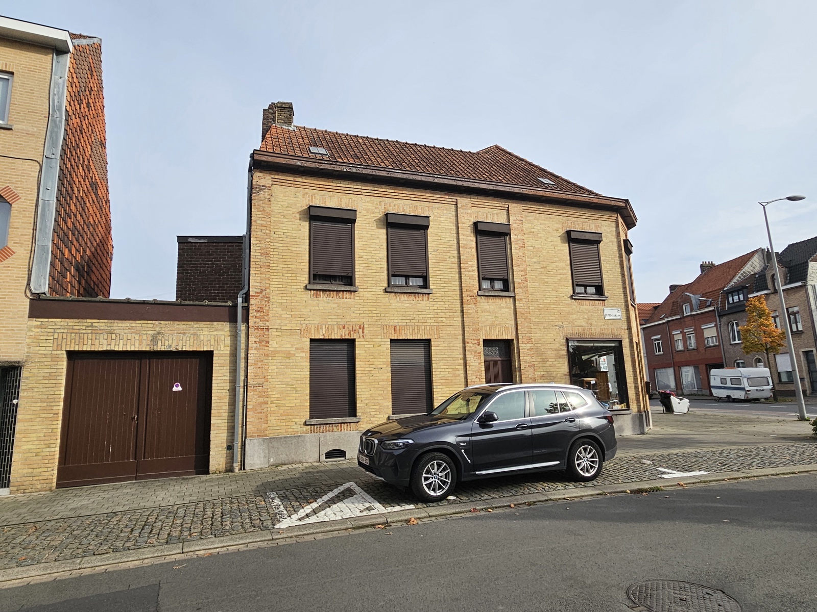 Ruime hoekwoning met grote garage/werkplaats ! - foto 4