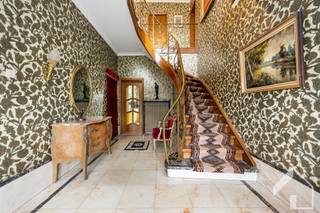 <p>In het centrum van Pulle vinden we deze karaktervolle, te renoveren villa, op een perceel van 1667m2, die perfect als ééngezinswoning kan gebruikt worden, maar eveneens dienst kan doen voor een vrij beroep/zelfstandige. Gelijkvloers vinden we een ruime inkomhal met een een prachtige trapzaal en vestiaire. Rechts betreden we de grote leefruimte met logische indeling tussen salon en eetkamer, die uitgeeft op een extra zithoek, met het zicht op de mooie tuin. De keuken (2004) is voorzien van alle toestellen en comfort. Links van de inkomhal vinden we een bureau, geschikt voor vrij beroep. Via de zij-ingang stappen we binnen in de wachtkamer. Hierachter ligt er nog een wasplaats met apart toilet. Op de eerste verdieping zijn er 3 zeer ruime slaapkamers (2 met lavabo), waarvan er één uitgeeft op een terras. Langs dit terras betreed je nog een extra kamer, die perfect als extra badkamer of dressing kan geïnstalleerd worden. De vintage badkamer is voorzien van een bad, douche, toilet en 2 lavabo's met spiegels.<br />Aan de voorzijde van de villa ligt een mooie oprijlaan met plaats voor extra parkeerplaatsen. Links van de villa staat er een carport, en rechts een inpandige garage. De hele villa is tevens onderkelderd. Voor deze eigendom zijn we op zoek naar kopers die door renovatie van deze authentieke villa terug een parel wil maken. Troeven: authenticiteit, zeer grote en mooie ruimtes, mooi perceeloppervlakte, goede verbinding voor openbaar vervoer, ... Meer info: 0479/934349(Kristof)</p>