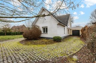 <p><span>In het charmante en rustige Gijzegem bevindt zich deze karaktervolle open bebouwing uit 1971, gelegen op een mooi perceel van 1.094 m². Bovendien bestaat de mogelijkheid om achteraan extra gronden of een bouwgrond naast de woning aan te kopen, wat dit pand bijzonder interessant maakt voor wie op zoek is naar ruimte en toekomstmogelijkheden.</span></p><p><span>Met een bewoonbare oppervlakte van 234 m² biedt de woning royale volumes en veel potentieel. De ruime woonkamer met gezellige zitput en open haard zorgt voor een warme, authentieke sfeer. Aansluitend bevindt zich de eetplaats met mooi zicht op de tuin. De keuken met ruime eetplaats en veranda vormt een aangename plek om samen te komen met familie en vrienden.</span></p><p><span>Via de inkomhal met gastentoilet bereikt u ook een aparte bureauruimte, ideaal voor thuiswerk of hobby. Op het gelijkvloers vindt u daarnaast nog een slaapkamer en een badkamer, wat de woning eveneens geschikt maakt voor gelijkvloers wonen.</span></p><p><span>Op de verdieping bevinden zich twee volwaardige slaapkamers, een tweede badkamer en een praktische zolderruimte. De grote garage met werkplaats biedt tal van mogelijkheden voor zelfstandigen of hobbyisten.</span></p><p><span>De zongerichte tuin met een mooie variatie aan planten en bomen zorgt voor rust, privacy en een groene omgeving.</span></p><p><span>Een woning met karakter, ruimte en veel potentieel op een toplocatie.</span></p><p><span> </span></p><p><span>Voor meer informatie en/of een bezoek, contacteert u Didier van Immo Zone op het nummer 0476/ 73. 17. 99.</span></p><p><span> </span></p><p><span> </span></p><p><span> </span></p><p><span> </span></p>