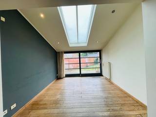 Assebroek, leuk ENERGIEZUINIG gezellig  instapklaar woonhuis met 3 SLAAPKAMERS en tuintjeOmvat: Ruime lichtrijke living met PLANKENVLOEREN en open...