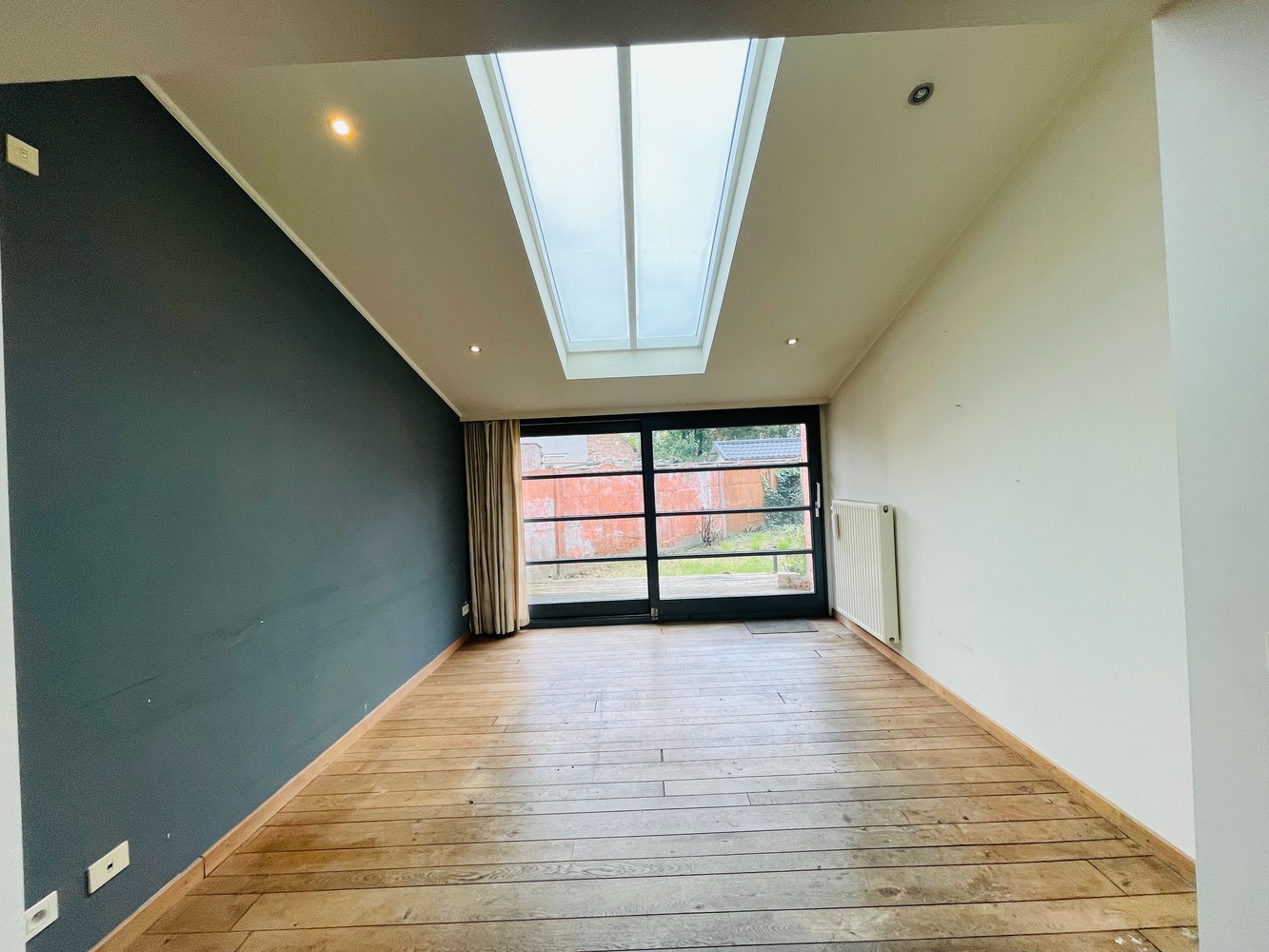 Assebroek, leuk ENERGIEZUINIG gezellig instapklaar woonhuis met 3 SLAAPKAMERS en tuintje - photo 3