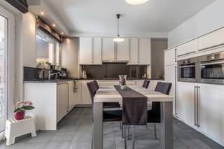 We komen binnen in de charmante inkomhal (11 m²), die toegang geeft tot de wasplaats (20 m²). De wasplaats is voorzien van ingemaakte kasten,...