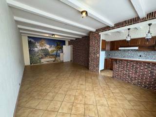 In een rustige wijk nabij het centrum van Stabroek vindt u dit gelijkvloers appartement met terras én een garagebox. Indeling: ruime woonkamer...