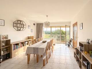 <p><span>Appartement 2 chambres avec une superbe vue sur la campagne.</span></p><p><span>Comprenant un hall d'entrée avec porte blindée, coin vestiaire, WC séparé, un séjour de +/-30 m² au calme avec une belle terrasse, une cuisine équipée (taque, frigo, four, congélateur et lave-vaisselle. </span></p><p><span>Vous y trouverez 2 chambres (14 et 10m²), une salle de bain et une buanderie. Cave , box de garage et emplacement à l'extérieur inclue.</span></p><p><span>disponible à partir du 01/10/2026. Charges: 80€ + 30 € provision eau.</span></p><p><span>A proximité du centre commercial (600m), Delhaize (850m), écoles, la gare (800m) & l'autoroute (2,5km).</span></p><p><span> </span></p>