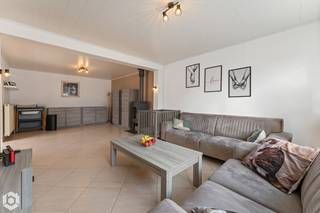 Op een uitstekende locatie te Melkouwen (nabij Berlaar) bevindt zich deze instapklare woning met 3 slaapkamers op een mooi perceel. U geniet hier van een goed bereikbare ligging met winkels, scholen en het openbaar vervoer in de nabijheid.<br /><br />We betreden de woning via de inkomhal. De lichtrijke leefruimte kunt u inrichten met een gezellige zithoek en een apart bureau. Aangrenzend bevindt zich een ruime eetkamer en aansluitend de keuken, uitgerust met de voornaamste toestellen en mogelijkheid voor een extra eetplaats. Verder omvat het gelijkvloers nog een garage met voldoende opbergruimte, een apart gastentoilet, een berging en een badkamer met ligbad, inloopdouche en lavabo. De nachthal op de eerste verdieping geeft toegang tot twee ruime slaapkamers en een een toilet met lavabo. Via de vaste trap heeft u toegang tot de zolder die is ingericht als derde en zeer ruime slaapkamer. In de gunstig georiënteerde tuin met aangelegd terras kunt u steeds in alle rust en privacy genieten van het mooie weer. <br /><br />Dit is een uitstekende opportuniteit wanneer u op zoek bent naar een instapklare woning te Berlaar. Contacteer ons voor meer informatie op 0472 95 20 71 of neem een kijkje op www.boonstravastgoed.be . <br /><br />Bijzonderheden: <br />- Instapklaar<br />- Uitstekende ligging<br />- 3 ruime slaapkamers