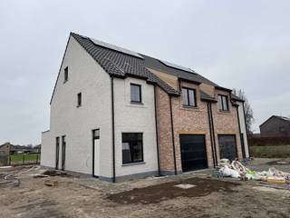Deze knappe verkaveling bestaat uit 10 nieuwbouw half open bebouwingen in een tijdloze stijl op een mooi stukje grond (tussen de 426 en 505m2...