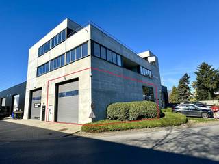 INDIEN U EEN BEZICHTIGING WENST GELIEVE DAN CONTACT OP TE NEMEN MET TINNE.VAN.MECHELEN@HILLEWAERE.BE<br /><br />KMO-unit van 282 m² met opslagruimte, showroom en kantoor.<br /><br />Deze unit in staalstructuur met gepolierde betonvloer heeft een opslagruimte van ca 120 m², kantoor/showroom met keuken op het gelijkvloers van en een ingericht kantoor op de verdieping.<br /><br />Bijzonderheden:<br />* parkeerplaatsen (1 parkeerplaats aanwezig en behorende tot de unit naast het magazijn en enkele gezamenlijke parkeerplaatsen vooraan aanwezig)<br />* mooi gebouw aan de inkom van het industriepark gelegen<br />* airco en alarm aanwezig<br />* Beschikbaar in onderling overleg