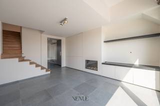 Idéalement situé sur la place de la Tour de Lumière, à distance de marche de la digue et des magasins commerciaux, se trouve ce penthouse en...