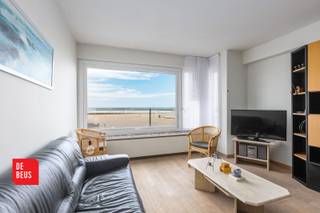- Frontaal zeezicht<br />- Drie slaapkamers<br />- Zonnig terras <br /><br />Bent u op zoek naar een prachtig appartement aan de Belgische kust?<br />Dit instapklare appartement biedt frontaal zeezicht, drie ruime slaapkamers en een zonnig terras aan de achterzijde.<br />Op wandelafstand van alle gezellige winkels en horecazaken, het Casino, de Grote Post, het openbaar vervoer, en zoveel meer... <br /><br />Indeling: inkom, gezellige leefruimte met fantastisch zicht op zee tot in Zeebrugge, moderne keuken uitgerust met de nodige apparatuur, nachthal, slaapkamer met eigen douchecel, twee volwaardige slaapkamers die uitgeven op zonnig terras, badkamer voorzien van ligbad en dubbele wastafel, afzonderlijk toilet. <br />Privatieve kelderberging inbegrepen. <br /><br />EPC 206/kWh - elektriciteit conform gekeurd <br /><br />Ideaal voor zowel tweede verblijf als investering. <br /><br />Interesse? Contacteer ons vandaag nog voor een bezoek! Immo De Beus 059 510 300 
