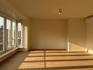 Dit appartement op de tweede verdieping werd volledig vernieuwd in 2026 en is helemaal klaar om in te trekken. Dankzij de warmtepomp geniet je...