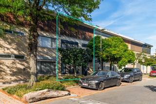 Deze woning is zeer <em><strong>centraal</strong></em> gelegen en bevindt zich op wandelafstand van alle winkels, scholen en het openbaar vervoer, zowel de bus- als tramhaltes. De Ring van Antwerpen en de Singel liggen op slechts enkele minuten rijden, ideaal voor woon-werkverkeer.  Er is enkel plaatselijk verkeer in de straat, wat tevens een <em><strong>rustige &amp;</strong></em> <em><strong>aangename woonomgeving</strong></em> biedt.  Er is parkeergelegenheid in de straat. <br /><br />Dit eigendom werd steeds goed onderhouden en is <strong><em>instapklaar</em></strong>!  De keuring van de elektriciteit is volledig <em><strong>conform</strong></em>.  Het EPC heeft een zeer goede score: <em><strong>Label C.</strong></em>  Het dak is vernieuwd &amp; geïsoleerd en een nieuwe CV op aardgas is aanwezig sinds 2020.   De indeling is als volgende:  <br /><br />-1: een kelder, verdeeld in een wasplaats, voorraadkelder en kruipruimte<br />GLVL: een inkomhall, een apart toilet, een zeer ruime woonkamer en een volledig modern ingerichte keuken<br />1eV: een nachthall, 3 slaapkamers en een nieuw ingerichte badkamer met toilet<br />2eV: een geïsoleerde zolderruimte met uittrekbare zoldertrap<br />De tuin is aangelegd met een berging, terras en een praktische uitweg achteraan.  <br /><br />Heeft u interesse in deze woning?  Contacteer ons via 03 459 99 99 of info@leximmo.be voor een bezichtiging ter plaatse!
