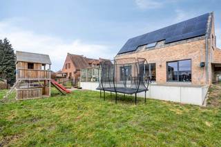 Dit instapklare pand in open bebouwing combineert een privé-woning met een praktijkruimte voor een vrij beroep. De praktijkruimte heeft een...