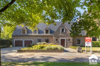 l-Centrum: Karaktervolle villa met zuidelijk georiënteerde tuin. Gelegen in bosrijk villapark, nabij het sportcentrum en Sahara op 5 minuten van de Nederlandse grens.<br /><br /><u>Bijzonderheden:</u>
<ul><li>Gebouwd met zeer degelijke en duurzame materialen</li><li>Royale inkomhal met marmeren vloer, afzonderlijk toilet en vestiaire</li><li>Afzonderlijke kantoorruimte</li><li>Ruime eetkamer en salon met parketvloer en open haard</li><li>Ruime keuken met ontbijthoek</li><li>5 (mogelijk 6) slaapkamers met parketvloer en 2 badkamers</li><li>Grote kelder ideaal als hobbyruimte/ atelier</li><li>Grote zolder</li><li>Dubbele inpandige garage</li><li>Zuidelijk georiënteerde tuin met deels overdekt terras en gemetst tuinhuis</li></ul>