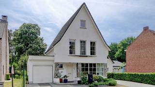 Gelegen op een perceel van 6 are 99 ca, langsheen verbindingsweg op de grens met Keerbergen. Zuid georiënteerd.Omvat: inkomhal, wc, living 48m² met...