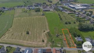<p>STEENHUIZE-WIJNHUIZE – Mooie, landelijk gelegen bouwgrond op een zeer rustige locatie<br /><br />Deze bouwgrond met achteraan uitzicht op het groen (bestaande uit Lot 1 & Lot 1A op bijgevoegd plan) heeft een totale oppervlakte van 5a 86ca en is gelegen in het rustige en landelijke Steenhuize-Wijnhuize. <br />De grond beschikt over een straatbreedte van 10,15 meter en biedt een perfecte oriëntatie.<br />Het perceel is deels gelegen in woongebied met landelijk karakter en deels in agrarisch gebied, wat zorgt voor een groene en rustige omgeving.<br />Bent u op zoek naar de ideale locatie voor het realiseren van uw droomwoning? Of wenst u een ruime bouwgrond voor een halfopen bebouwing met een prachtig uitzicht? Dan is dit perceel absoluut een bezoek waard.<br />Gronden met dergelijke ligging zijn uiterst zeldzaam op de markt. Wacht niet te lang en ontdek zelf de vele troeven van dit unieke aanbod.<br /><br />Voor meer info of bouwvoorschriften 053/60.65.60.<br /><br />Belangrijkste bouwvoorschriften:<br /><br />- Voorbouwlijn op ca. 10,15 m achter de voorste perceelgrens<br />- Max. voorgevelbreedte: 7,00 m, met een bouwvrije strook van 3 m langs beide zijden<br /><br />Afwerking mogelijk met:<br />- Hellend dak (max. 45° helling, kroonlijsthoogte max. 6,60 m)<br />- Plat dak (max. hoogte 6,6 m)<br /><br />Maximale bouwdiepte:<br />- Gelijkvloers: 15 m<br />- Verdieping: 12 m</p>