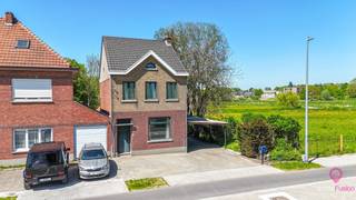 <p>Welkom in deze charmante woning met tal van mogelijkheden, gelegen op een perceel van maar liefst 858 m² bij het binnenrijden van Alken. Dankzij de centrale ligging geniet je hier van een vlotte verbinding naar verschillende uitvalshoeken, terwijl je thuis kan komen in alle rust met een mooi open zicht op de naastgelegen paardenweide.</p>
<p>Bij het betreden van de woning kom je terecht in de inkomhal, die toegang biedt tot de lichtrijke leefruimte van 33 m². Deze gezellige ruimte vormt het hart van de woning en biedt voldoende plaats voor een comfortabele zithoek en eetgedeelte. Aansluitend bevindt zich de keuken, die volledig naar eigen smaak vernieuwd kan worden en zo perfect kan aansluiten bij jouw woonwensen.</p>
<p>Verder beschikt de woning over een badkamer en één toilet, beiden klaar om gemoderniseerd te worden. De woning is bovendien voorzien van een kelder, wat extra opslagruimte biedt.</p>
<p>Op de bovenverdieping bevinden zich twee volwaardige slaapkamers. Via een vaste trap bereik je de zolder, die perfect ingericht kan worden als derde slaapkamer, hobbyruimte of bureau.</p>
<p>Buiten geniet je van een aangename tuin met een mooi open zicht op de weide, ideaal om tot rust te komen. Het perceel is gedeeltelijk omheind en beschikt over een carport. De straatbreedte van 12 meter zorgt bovendien voor een aangename toegankelijkheid.</p>
<p>De woning is uitgerust met aluminium ramen met dubbele beglazing en een zadeldak met dakpannen. Verwarming gebeurt via centrale verwarming op stookolie. Met een EPC-label F geldt er een renovatieplicht, wat je de kans biedt om deze woning volledig naar eigen smaak en hedendaagse normen om te vormen tot een echte thuis.</p>
<p>Kortom, een woning met veel potentieel op een toplocatie voor wie op zoek is naar een renovatieproject met karakter en mogelijkheden.</p>
<p><strong>Pluspunten:<br /></strong>- Centrale ligging met vlotte bereikbaarheid<br />- Ruim perceel van 858 m²<br />- 3 slaapkamers mogelijk<br />- Kelder aanwezig<br />- Carport voorzien<br />- Mooi open zicht op weide<br />- Volledig in te richten naar eigen smaak</p>
<p>Voor een bezichtiging ter plaatse of meer info, bel ons op 078/78.78.70, of kom gewoon binnen op ons kantoor, steeds welkom!</p>