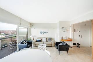 Mooi verzorgd gemeubeld appartement met groot terras op wandelafstand van de Zeedijk.Indeling: Inkomhal met vestiairekast, toilet, ruime woonkamer...