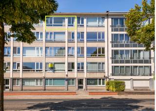 <strong>Te renoveren 2 slaapkamer appartement, véél licht + garage</strong><br /><br />De <strong>Prins Boudewijnlaan is alom gekend</strong> en is een <strong>zéér goede uitvalsbasis voor woon- en werkverkeer. </strong>Letterlijk alles wat we dagdagelijks nodig hebben vindt men <strong>op wandelafstand.</strong><br /><br />Dit appartement op de 4de verdieping heeft een <strong>ruime inkom</strong> die toegang heeft tot alle kamers. Meteen valt de <strong>living op die baadt in het licht </strong>en een ver uitzicht biedt. De keuken is aansluitend. Een berging is handig. Verder treffen we we de badkamer (ligbad) aan en de twee slaapkamers. Achteraan is er een <strong>klein zuidwest gericht terras. </strong>Het pand <strong>beschikt over een afgesloten garage</strong> die verplicht mee aan te kopen is aan 30.000 euro.<br /><br />Alles is wat verouderd en vraagt een beetje renovatie maar de ligging is top! Het appartement is momenteel <strong>verhuurd aan een oudere dame die héél graag zou willen blijven wonen. </strong>Dat klinkt interessant voor de investeerders!<br /><br />Bel ons snel voor een bezoekje! Het loont de moeite.<br /><br />EPC: B 174 kWh/(m2 jaar)<br />Elektriciteitskeuring: niet conform<br />Asbestattest: in progress