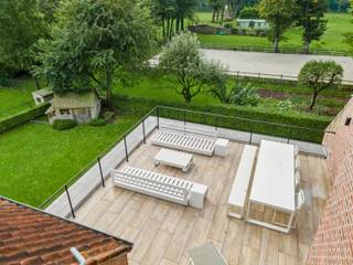 Gelegen op een privé woonerf van circa 5.568 m² vindt u dit volledig gerenoveerde duplexdakappartement van 267 m² met een prachtig uitzicht op...