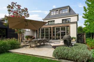<p><span>Gelegen aan een prachtige laan op loopafstand van het bruisende centrum van Hoogstraten ligt deze volledig gerenoveerde villa op een perceel van ca. 900 m².</span></p><p><span> </span></p><p><span>Indeling</span></p><p><span>U komt binnen in de entréehal met gastentoilet en trap naar de verdieping. Vanuit de hal toegang tot de keuken met aansluitend de ruime eetkamer / orangerie met zicht op de tuin en toegang tot het terras. De living is verdeeld in een TV kamer aan de voorzijde en een centrale zitkamer welke aansluit op de eetkamer, beiden op eiken parket. De zitkamer is tevens voorzien van een open haard op gas en heeft een open verbinding naar de eetkamer / leefkeuken. Dankzij twee dubbele tuindeuren kan de achtergevel vrijwel volledig worden geopend naar het terras. De keuken is voorzien van diverse inbouwtoestellen, de eetkamer beschikt nog over een gashaard, vloerverwarming en airconditioning. Vanuit de leefkeuken ook toegang tot de achteringang met vestiaireruimte.</span></p><p><span> </span></p><p><span>1e Verdieping</span></p><p><span>De nachthal met afzonderlijk toilet geeft uit op drie ruime slaapkamers waarvan twee met ingemaakte kasten, en een badkamer met ruime inloopdouche en dubbele lavabo. </span></p><p><span> </span></p><p><span>2e Verdieping</span></p><p><span>Op de bovenste verdieping bevindt zich de masterbedroom bestaande uit een dressingkamer met ingemaakte kasten, slaapkamer voorzien van airconditioning en een ruime badkamer voorzien van ligbad, inloopdouche, toilet en dubbele lavabo.</span></p><p><span> </span></p><p><span>Kelder</span></p><p><span>De woning is volledig onderkelderd met een bergruimte voorzien van voorraadkasten, een royale wasruimte met aansluitingen voor wasmachine en droger, een kleine wijnkelder alsook een speelkamer en een bergkelder. Deze "leefruimtes" in de kelder hebben daglicht en verwarming. </span></p><p><span> </span></p><p><span>Garage</span></p><p><span>De vrijstaande garage is voorzien van een automatische poort en biedt voldoende ruimte. </span></p><p><span> </span></p><p><span>Tuin en buitenruimtes</span></p><p><span>De tuin is prachtig aangelegd met ruime terrassen in blauwe steen en is omheind. Perfecte Zuid-oriëntatie! Achterin de tuin bevindt zich nog een "tuincafé" met ingerichte bar en een toilet. Aan de voorzijde van de woning zijn meerdere parkeerplaatsen voorzien alsook een aansluitpunt voor opladen van voertuigen.</span></p><p><span> </span></p><p><span>Bijzonderheden</span></p><p><span>In 2021 is deze woning volledig gerenoveerd met oog voor detail en aandacht voor technische duurzaamheid. </span></p><p><span>De woning is voorzien van hedendaags comfort zoals een uitgebreid alarmsysteem, camerabewaking, airconditioning, zonnepanelen, etc.</span></p><p><span> </span></p><p><span>Meer inlichtingen via ons kantoor.</span></p>