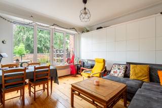 Locatie<br /><br />In de geliefde Expowijk (2020 Antwerpen), aan de Camille Huysmanslaan, bevindt zich deze slim ingedeelde studio met terras. Je woont hier op een uitstekende locatie, vlak bij enkele buurtwinkels, openbaar vervoer en parken. Bovendien geniet je van een vlotte verbinding naar het stadscentrum.<br /><br />Beschrijving<br /><br />Via de aparte inkomhal kom je de studio binnen. De lichtrijke leefruimte werd slim ingedeeld en beschikt over een discreet weggewerkte slaaphoek, waardoor je geniet van de nodige privacy zonder het open ruimtegevoel te verliezen. Verder beschikt de studio over een aparte badkamer en een praktische berging met aansluiting voor een wasmachine en droogkast. Als extra troef is er een aangenaam terras waar je in alle rust kan genieten. <br /><br />Belangrijke troeven<br /><br />- Slim geïntegreerde slaaphoek<br />- Extra Kelder <br />- instapklaar <br />- Zuid-oost geörienteerd terras <br />- Asbestveilig<br />- Elektriciteit conform <br /><br /><br />Verplichte vermeldingen <br />- EPC: 316 kWh/m²/jaar<br />- P-score: B<br />- G-score: B<br />- Stedenbouwkundige inlichtingen in aanvraag