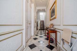 Contact par téléphone au 0473/37.19.28 ou par mail via mathieu.t@weinvest.be <br /><br />Magnifique maison de Maître rénovée en 2012 avec un joli extérieur aménagé et une terrasse au premier étage située à coté du jardin Botanique et à seulement quelques mètres de l'université. <br /><br />Au rez, hall d'entrée lumineux, 3 grandes pièces en enfilade, cuisine, bureau + sanitaires. <br />Au 1er, 2 grandes chambres et un sdb. Au second, même disposition qu'au premier étage. Au 3ème, une sdb, une grande chambre et un salon.<br /><br />Plusieurs travaux ont été réalisés: les toitures, châssis, annexe, planchers et portes, sanitaires, système de chauffage et électricité.<br /><br />Chaudière gaz, électricité conforme, châssis DV, adoucisseur d'eau, belles grandes caves.<br /><br />Contact par téléphone au 0473/37.19.28 ou par mail via mathieu.t@weinvest.be