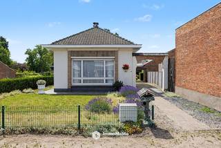 Bent u op zoek naar een woning die u volledig naar eigen smaak kunt omvormen? Deze <strong>te renoveren woning</strong> met een <strong>bewoonbare oppervlakte van ca. 102 m², gelegen op een perceel van 427 m²</strong>, biedt tal van mogelijkheden voor handige harry's en investeerders.<br /><br />De woning heeft wat liefde en aandacht nodig om te voldoen aan de hedendaagse woonnormen van 2026, maar vormt de ideale basis voor het creëren van een gezellige en comfortabele thuis. Dankzij de <strong>ruime tuin</strong> geniet u bovendien van voldoende buitenruimte voor ontspanning, tuinieren of speelplezier.<br /><br />De <strong>ligging is een absolute troef</strong>: op korte afstand van het centrum van Wachtebeke, met winkels, scholen, openbaar vervoer en andere voorzieningen binnen handbereik. Bovendien geniet u van een vlotte verbinding naar omliggende gemeenten en invalswegen.<br /><br /><strong>Info:</strong><br />Bewoonbare oppervlakte van ca. 102 m²<br />Perceeloppervlakte van 427 m²<br />Centrale ligging nabij het dorpscentrum van Wachtebeke & wegen<br />Tal van renovatie- en uitbreidingsmogelijkheden<br />Ruime tuin<br />EPC: F<br />Elektrische installatie niet conform<br /><br />Bent u op zoek naar een renovatieproject met potentieel op een gunstige locatie? Dan is deze woning zeker een bezoek waard!<br /><br />Bel 0492/97.47.00 of mail nathalie@immomamo.be.<br /><strong>Let op: op voorhand verwittigen is verplicht.</strong>