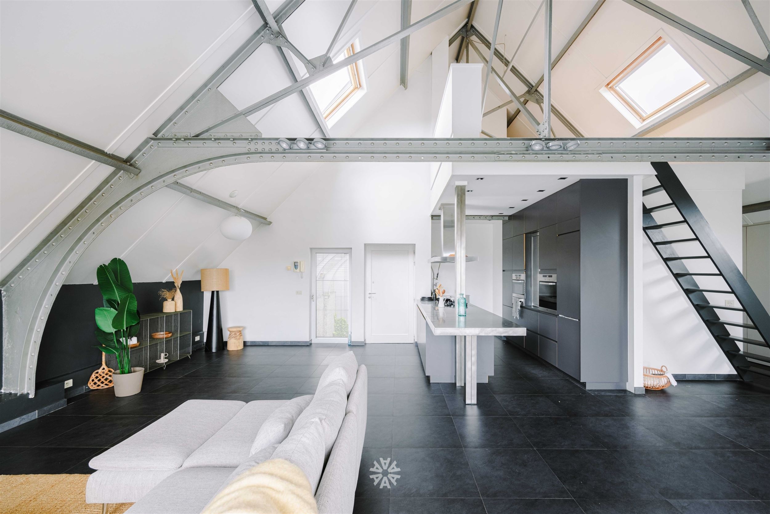Uniek industrieel loftappartement met royaal terras - foto 4