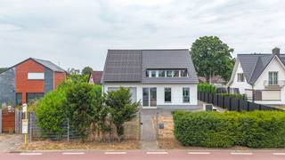 Bij ImmoFusion 7/7 "open huis": klik op onze 3D-TOUR.<br />Ervaar vastgoed alsof je er zelf doorloopt!<br /><br />Bent u op zoek naar een moderne woning met een praktische indeling, met een multifunctionele ruimte die zowel kan dienen als dubbele garage, werkatelier of vrij beroep? Dan is een vrij-beroeper ideaal of wil je gewoon wonen boven je droomhobby.<br /><br />Bij het betreden van de woning komt u terecht in de inkomhal, waar zich de trap bevindt naar zowel de woonverdieping als de nette kelder. Aan de linkerzijde bereikt u de uitzonderlijk ruime, lichtrijke inpandige garage/atelier, dat naadloos overloopt in een 2de even interessante open ruimte ! De ruimte beschikt over 2 sectionale poorten, wat zorgt voor een vlotte toegankelijkheid en de mogelijkheid om deze verdieping optimaal te benutten. Ook bestaat de garagevloer uit gewapend beton en mag deze zwaar belast worden. Op deze verdieping bevindt zich eveneens een apart toilet. Dankzij de doordachte indeling kunt u zich vlot door deze volledige verdieping bewegen, maar ook voor zeer veelzijdige activiteiten gebruiken.<br /><br />Het gelijkvloers beschikt over een gevlinderde vloer, vloerverwarming, trap en kelderluik met takelloopkat en een thermische, inbraakvrije (Hörmann) achterdeur. Tevens is er ook een apart toilet. <br /><br />De volledig geïsoleerde, hoge en droge kelder beschikt over een gevlinderde vloer, een thermische (Hörmann) kelderdeur en rondom voorziene kelderverluchting. Deze ruime kelder is ideaal voor het stockeren van allerhande materialen. <br /><br />Op de eerste verdieping wordt u verwelkomd in een ruime en bijzonder lichtrijke leefruimte. Grote raampartijen zorgen hier voor een aangename lichtinval en creëren een open en warme sfeer. De open keuken sluit perfect aan op de leefruimte, waardoor koken, tafelen en ontspannen mooi in elkaar overvloeien en een gezellige woonomgeving ontstaat.<br /><br />De verdieping is voorzien van vloerverwarming en triple beglazing, ook in de Velux-ramen. Verder zijn er twee ruime slaapkamers en een moderne badkamer met douche en ligbad.<br />Deze unieke woning straalt in haar geheel een moderne uitstraling uit en biedt een aangename combinatie van ruimte, licht en functionaliteit. De uitzonderlijke inrichting vormt een absolute meerwaarde voor wie net iets anders wil in de zeer brede zin van het woord. De extra opslagruimte blijft een groot pluspunt!<br /><br />Pluspunten:<br />- Moderne, energiezuinige woning<br />- Ruime en lichtrijke leefruimte<br />- Zeer onderhoudsvriendelijk<br />- 2 slaapkamers<br />- Multifunctionele ruimte (dubbele garage, werkatelier)<br />- 2 sectionale poorten<br />- Volledig geïsoleerde, droge kelder<br />- Vloerverwarming en -koeling, gelijkvloers en bovenverdieping<br />- LG zonnepanelen 7.500 W<br />- E-peil 21 &amp; warmtepomp<br />- Triple beglazing, inclusief Velux<br />- Regenwaterput 10.000 liter<br />- Centraal stofzuigsysteem<br />- Elektrische schuifpoort<br />- Massief houten binnendeuren<br /><br />Maatregelen opgenomen in het Maatregelenregister: nee<br /><br />Voor een bezichtiging ter plaatse of meer info, bel ons op 078/78.78.70, of kom gewoon vrijblijvend langs op ons kantoor.