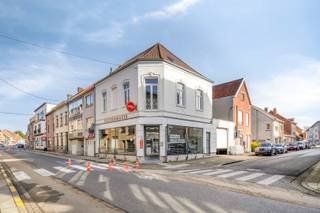 Veel visibiliteit en lichtrijk appartement met aparte ingang ...In het centrum van Wevelgem bevindt zich dit veelzijdige handelspand met woonst, een...
