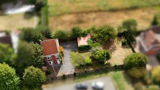 Deze bouwgrond ligt tussen de Anzegemseweg en de Industrielaan. Je komt tot aan het perceel via een automatische poort met oprit tot aan het...