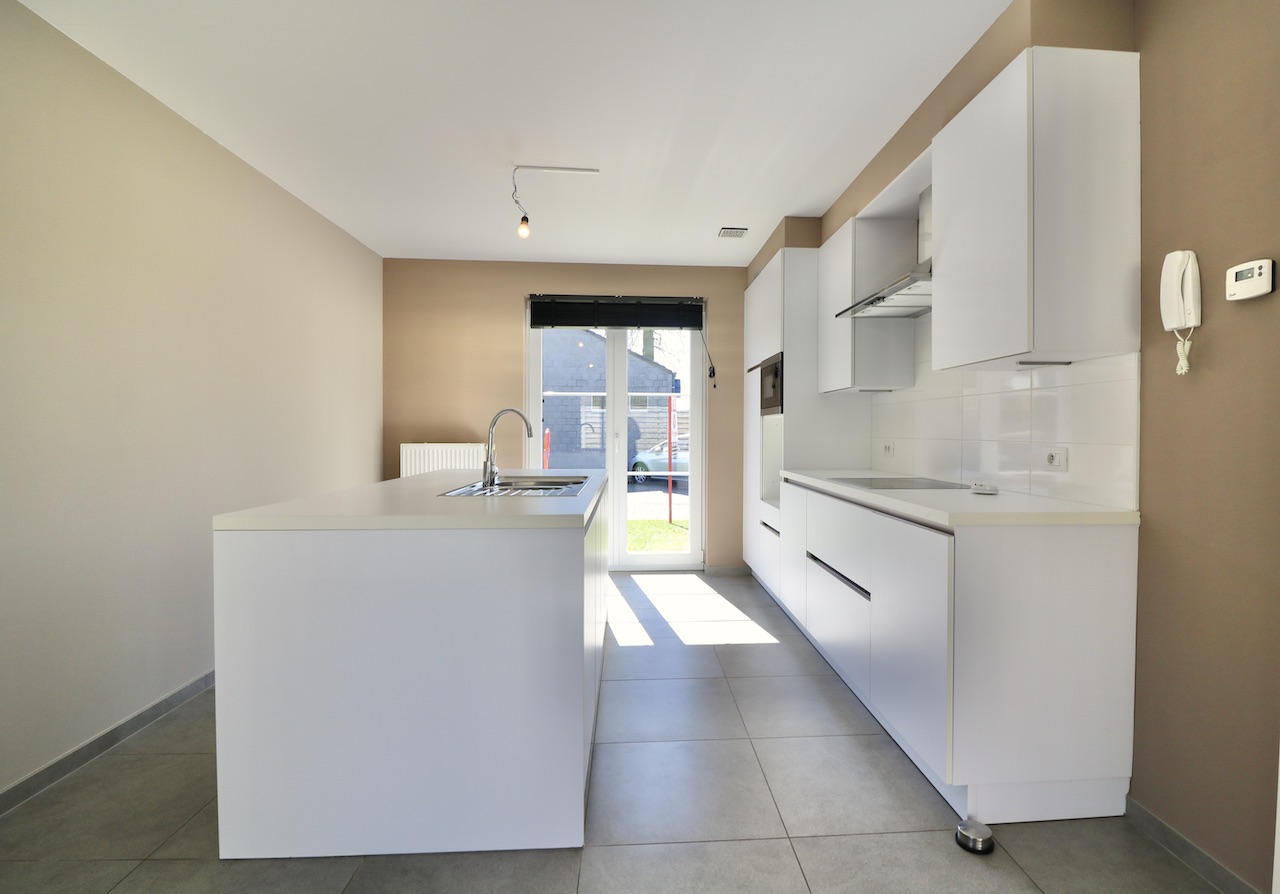 Luxueuse half open woning met 3 slpk, tuin, terras en carport voor 1.100 EUR/mnd - foto 3