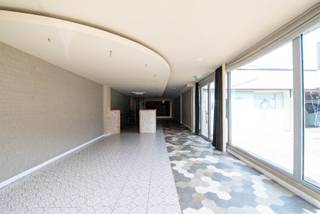 Deze commerciële ruimte is gelegen in de Jules Moretuslei en loopt door tot het Mastplein, waar er een ruime publieke parking is. De winkel...