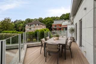 Exclusieve penthouse met panoramisch uitzicht en ruime terrassen van samen 40 m² in hartje Leuven<br /><br />Op een rustige en gegeerde locatie binnen de Leuvense stadsring bevindt zich deze uitzonderlijke penthouse. Op wandelafstand van Gasthuisberg, IMEC, KBC, het historische stadscentrum en alle dagelijkse voorzieningen geniet u hier van een unieke combinatie van rust, privacy en een uitstekende bereikbaarheid.<br /><br />Deze penthouse onderscheidt zich door de hoge plafonds, grote raampartijen en overvloedige lichtinval. De ruime leefruimte sluit naadloos aan op de uitgeruste open keuken, met aansluitend een praktische berging.<br /><br />Een grote troef zijn de terrassen van in totaal 40 m², die het appartement omringen. Dankzij de verschillende oriëntaties geniet je de hele dag van de zon of schaduw én van een prachtig uitzicht over Leuven. Vanuit zowel de leefruimte als de twee volwaardige slaapkamers heeft u rechtstreeks toegang tot de terrassen, waardoor binnen en buiten naadloos in elkaar overvloeien. Verder beschikt het appartement over een badkamer en een parketvloer die doorheen het appartement voor een tijdloze uitstraling zorgt.<br /><br />De recent heraangelegde Kaboutermansstraat als woonerf zorgt voor een rustige, veilige en aangename woonomgeving.<br /><br />Bij het appartement hoort een ondergrondse autostaanplaats (aankopen aan €30.000). Daarnaast is er de mogelijkheid om een tweede ondergrondse staanplaats aan te kopen.<br /><br />Bent u op zoek naar een lichtrijke penthouse met royale buitenruimtes, een hoogwaardige afwerking en een uitzonderlijke ligging in Leuven? Contacteer Anne-Leen 0495/138.111