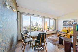 Dit hoekappartement bestaat uit: inkomhal, apart toilet, gerenoveerde badkamer, lichtrijke woonkamer met weids uitzicht, keuken, ruime slaapkamer...