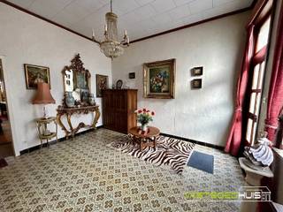 In het centrum van Geraardsbergen bevindt zich deze charmante, te renoveren stadswoning met een zonnige tuin. Deze gesloten bebouwing beschikt...